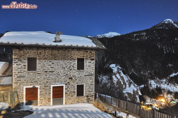 Immagine Una casa in pietra della frazione Castello di Gerola Alta in Valtellina, Lombardia.