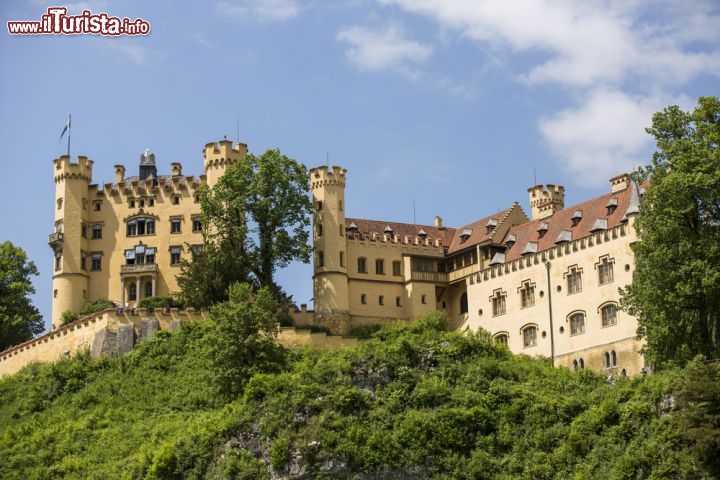 Immagine Castello di Hohenschwangau nei pressi della città dell'Allgau orintel, Schwangau in Baviera (Germania) - © Victor Maschek / Shutterstock.com