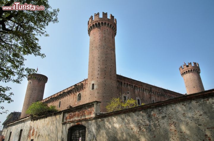 Immagine Il grande castello di Ivrea, che domina la città dall'alto, è anche detto  il "Castello dalle rosse Torri" ed è una delle fortezze storiche del Piemonte. Venne completato alla fine del 14° secolo  - © Erick Margarita Images / Shutterstock.com