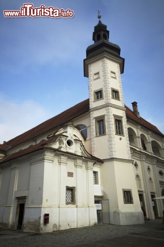 Immagine Il castello di Maribor, Slovenia - Il capoluogo della Stiria ospita nel suo centro storico il castello cittadino, prestigioso baluardo sloveno dove ha sede anche il Museo Regionale con le sue preziose collezioni. L'edificio, dove una volta tenne un concerto anche il famoso Franz Liszt e dove papa Pio VI° celebrò una funzione liturgica nella cappella lauretana, fu costruito tra il 1478 e il 1483 per volere dell'imperatore Federico III° © Lance Bellers / Shutterstock.com