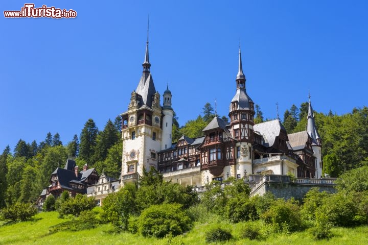 Immagine Il Castello di Peles fotografato in primavera. La fortezza si trova a Sinaia ed è una delle attrazioni più visitate della Romania - © Photosebia / Shutterstock.com