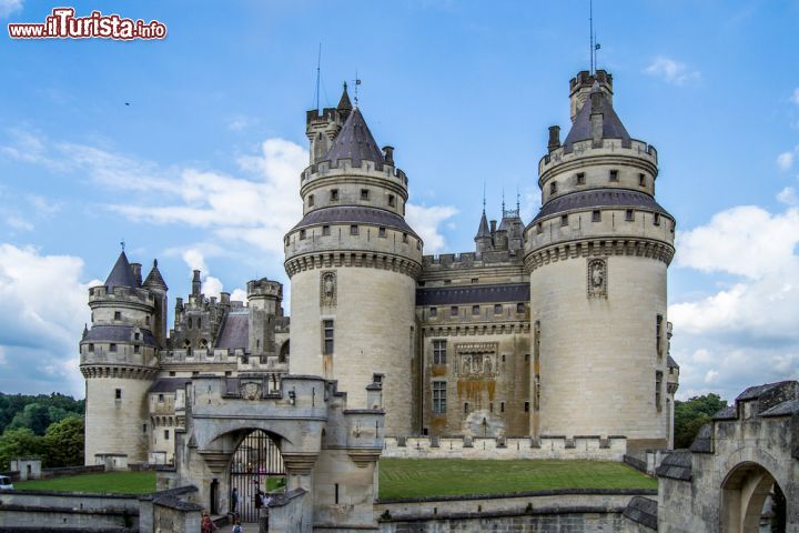 Immagine Castello di Pierrefonds, è considerato come una delle fortezze più belle in Europa. Ci troviamo in Piccardia, nel nord-est della Francia - © Genia / Shutterstock.com