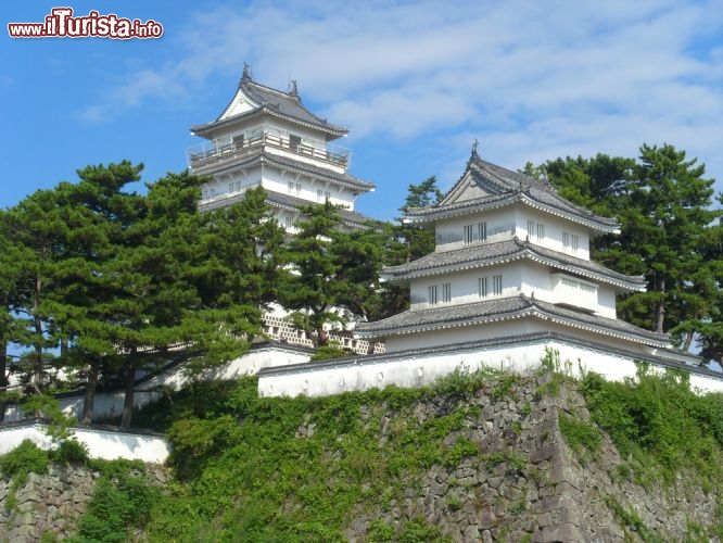 Immagine Il castello di Shimabara (conosciuto anche come Castello Moritake o Castello Kōrai) si trova a Shimabara, nella prefettura di Nagasaki. La struttura originaria risaliva al Seicento, ma venne demolita nel 1876 e oggi rimangono solo i muri di pietra e il fossato. L'attuale torrione fu ricostruito nel 1964 e adibito a museo: oggi contiene reperti della cultura kirishitan, della rivolta di Shimabara e del periodo feudale.- © Luftikus / Shutterstock.com