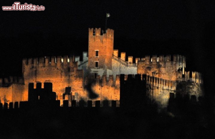 Immagine Il Castello di Soave fotografato di Notte dal piazzale della cantina Corte Adami