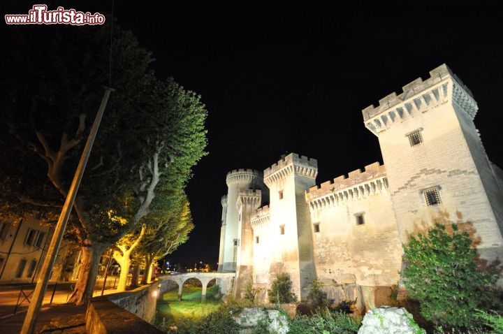 Immagine Il Castello di Tarascon in una foto notturna della città della Provenza in Francia