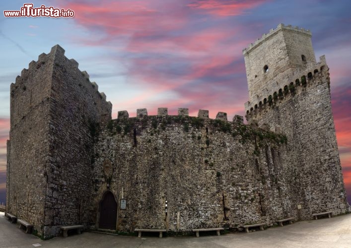 Immagine Il Castello di Venere a Erice (Sicilia), di origine normanna, si chiama così perché fu sempre legato al culto della dea e a rituali pagani di fecondità. Nell'immagine si staglia contro un tramonto infuocato - © VLADJ55 / Shutterstock.com