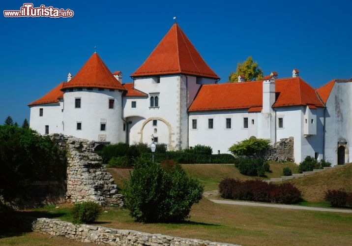 Immagine Castello nei dintorni di Maribor, Slovenia - Immerso nei paesaggi alpini della Slovenia, poco fuori la città sede di una delle più attive università d'Europa, si trova un castello caratteristico per la sua architettura dalle facciate bianche su cui sovrastano tetti rosso mattone © Michael Spivak / Shutterstock.com