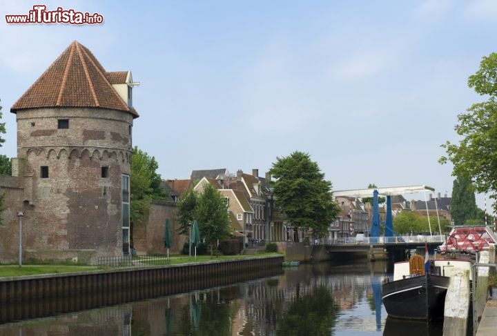 Immagine Castello e canale a Zwolle in Olanda - © hans engbers / Shutterstock.com