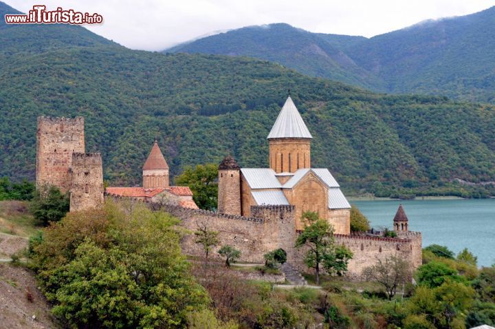 Immagine Vista del Castello e della cattedrale di Ananuri nel Caucaso georgiano.