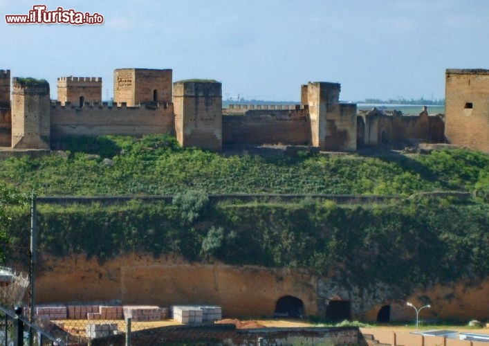 Immagine Il Castillo de Alcala de Guadaira, il borgo si trova non distante da Siviglia in Andalusia (Spagna) - © "Castillo de Alcala" di Descansatore - Opera propria. Con licenza CC BY-SA 3.0 tramite Wikimedia Commons.