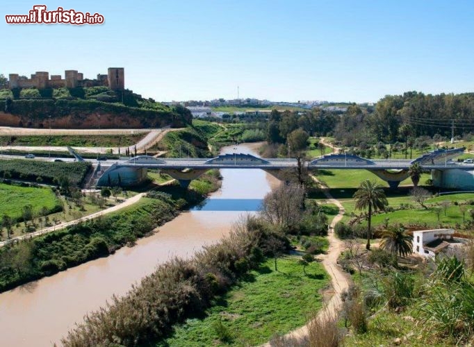 Immagine Il Castillo di Alcala de Guadaira ed il punte di Puente Dragon: siamo in Andalusia, Spagna - © «General II» por CornelioI - Lavoro  proprio. Disponible con licenza CC BY-SA 3.0 tramite Wikimedia Commons.