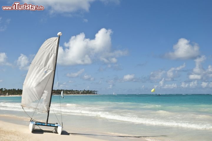 Immagine Un Catamarano lungo una delle spiagge di  Punta Cana nella Repubblica Dominicana - © Ryabitskaya Elena / Shutterstock.com