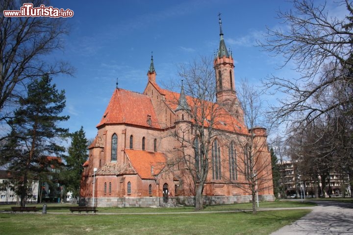Immagine La Cattedrale Cattolica di Druskininkai in Lituania. Si tratta della Sv. Mergeles Marijos Skaplierines baznycia e cioè la Chiesa della Vergine Maria dallo scapolare, che rimane non distante dal lago Druskonis - © Alesem / Shutterstock.com