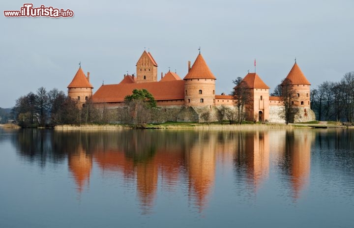 Immagine Il Castello Trakai in Lituania si specchia sulle acque del lago Galve. Il sito si trova a circa 28 km dalla capitale Vilnius, ed è quindi una visita classica collegato al turismo della capitale lituana  - © Ieva Vincer / Shutterstock.com