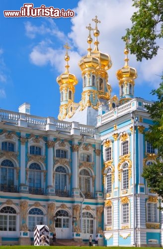 Immagine Il palazzo di Caterina fa parte del complesso architettonico di Tsarskoye Selo, nei pressi di San Pietroburgo, ed è la residenza estiva degli zar di Russia. In stile rococò, fondato all'inizio del Settecento e ampliato a più riprese, il palazzo è famoso per il susseguirsi di saloni di rappresentanza detti in francese "enfilade", l'infilata d'oro - JackF / Fotolia.com