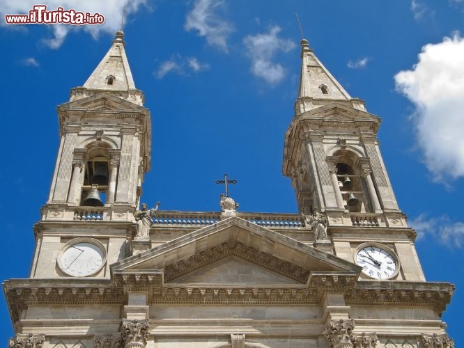 Immagine La Basilica Minore dei Santi Cosma e Damiano ad Alberobello, Murgia, città Patrimonio dell'UNESCO della Puglia - © Mi.Ti. / Shutterstock.com