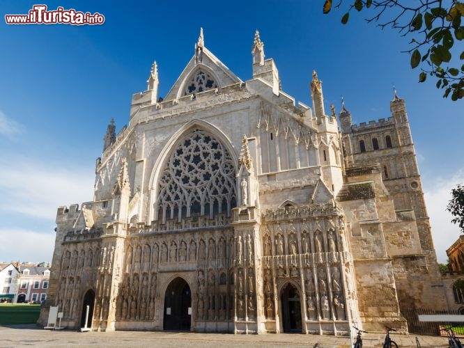 Immagine La Cattedrale gotica di Exeter, Inghilterra - Nonostante sia stata in grave pericolo sotto i colpi della Seconda Guerra Mondiale, la Cattedrale della città ne rappresenta oggi il monumento storico e religioso più suggestivo e prezioso. Dedicata a San Pietro, è la principale chiesa della diocesi anglicana di Exeter. L'inizio della sua costruzione risale al 1112 mentre il suo completamento è riconducibile attorno al 1400. L'impianto di stile gotico è stato affiancato dall'impronta normanna voluta dal vescovo William Warelwast, nipote di Guglielmo il Conquistatore © ian woolcock / Shutterstock.com