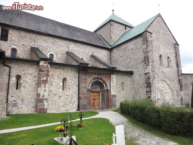 Immagine L'esterno della basilica situata nel cuore del centro storico di San Candido (Innichen).