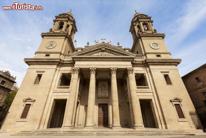 Immagine La Cattedrale di Santa Maria la Reale è il maggior luogo di culto di Pamplona, nella Comunità Autonoma della Navarra, in Spagna. Costruita su un preesistente edificio romanico del XII secolo, la versione odierna fu commissionata da Re Carlo III nel 1397 e completata all'inizio del Cinquecento. Vi si combinano elementi gotici e neoclassici. Davanti all'immagine della Madonna prestavano giuramento i re della Navarra - © Deymos / Shutterstock.com