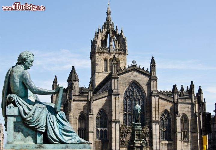 Immagine La Cattedrale di Sant'Egidio (St Giles Cathedral) è chiamata anche High Kirk of Edinburgh. In primo piano la statua di David Hume, filosofo e storico della Scozia - © Brendan Howard / Shutterstock.com