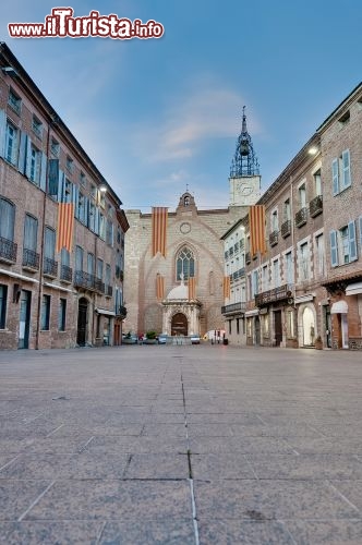 Immagine La Cattedrale Saint jean a Perpignan in Francia: la piazza su cui si apre la grande chiesa è Place Gambetta - © Anibal Trejo / Shutterstock.com