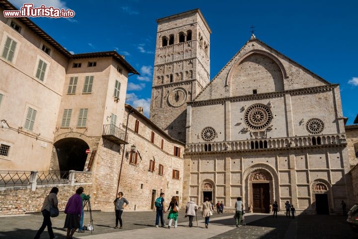 Immagine Veduta panoramica della Cattedrale di San Rufino a Assisi. Gli storici medievali ritengono questo luogo come quello di un tempio romano dedicato alla Bona Mater. Pare infatti che dal 412 li si trovasse una basilica con le spoglie di San Rufino: ristrutturata una prima volta con forme più grandi, nel 1140 subì un nuovo intervento su progetto di Giovanni da Gubbio che si protrasse per alcuni decenni - © gab90 / Shutterstock.com