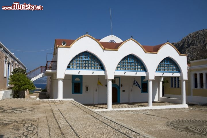 Immagine La cattedrale dei Santi Costantino Elena a Kastellorizo - Costruita nel 1835 sulle alture dell'isola e dedicata ai patroni Costantino e Elena, questo gioiello di architettura sacra è una basilica a tre navate impreziosita al suo interno da ricche icone e da particolari in marmo pregiato - © baldovina / Shutterstock.com