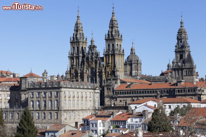 Immagine La grande Cattedrale di Santiago Compostela in Spagna. E' dedicata all'apostolo di San Giacomo Maggiore, qui si conservano le sue reliquie - © Adam Gregor / Shutterstock.com