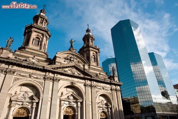 Immagine La Cattedrale di Santiago si trova a Plaza de Armas, nel cuore della capitale del Cile. Notevole il contrasto tra antico e moderno di questa zona del centro città - © Tifonimages / Shutterstock.com