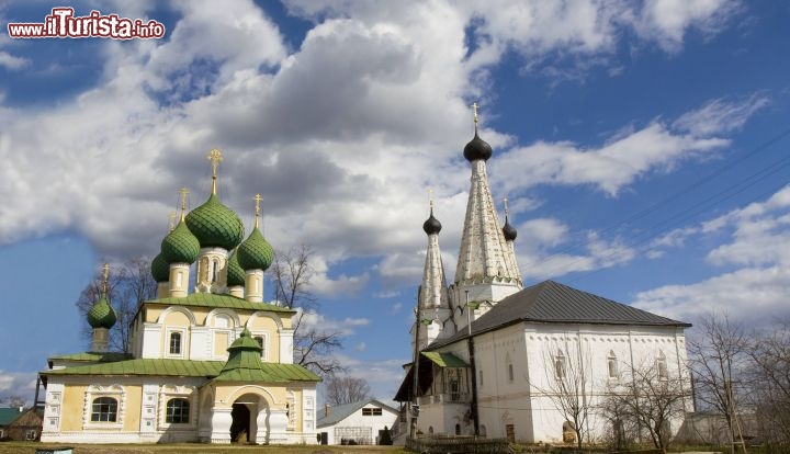 Immagine La cattedrale di San Alexey e la chiesa di Maverllous nel monastero ortodosso di San Alexey a Uglich, Russia  - © Irina Afonskaya / shutterstock.com