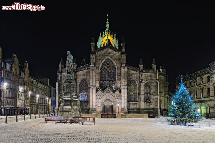 Immagine Cattedrale di St Giles a Edimburgo (Scozia), durante il periodo del Natale - © godrick / Shutterstock.com