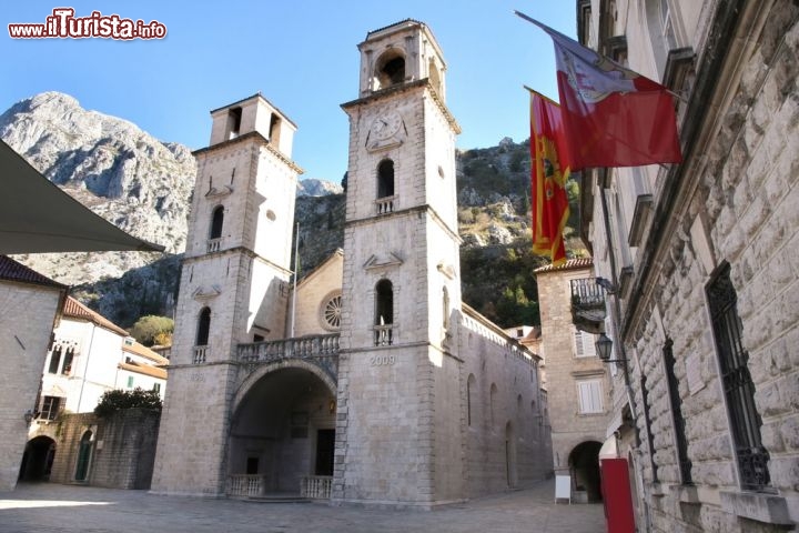 Immagine Cattedrale di San Trifone a Cattaro, Montenegro - Sede della diocesi cittadina, Katedrale Svetog Tripuna è la cattedrale cattolica di Cattaro. La sua costruzione ha avuto inizio nel 1124 per essere poi terminata nel giugno del 1166 quando venne consacrata. Danneggiata e poi ricostruita dopo il terremoto del 1667, la cattedrale in stile romanico con elementi di architettura bizantina ha subito un altro forte terremoto nel 1979 che ne ha reso necessario un ulteriore restauro © Vladimir Mucibabic / Shutterstock.com