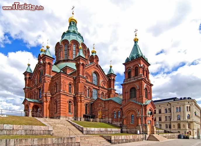 Immagine La Cattedrale Uspensky a Helsinki, la capitale della Finlandi. E' una chiesa cristiana ortodossa che si erge sulla penisola di Katajanokka, con vista panoramica sulla città - © maisicon / Shutterstock.com