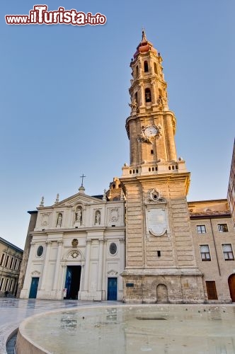 Immagine La Cattedrale di San Salvador di Saragozza, detta "la Seo", fu cominciata nel XII secolo in stile romanico ma venne modificata a più riprese nei secoli successivi, acquisendo via via elementi in stili diversi. Oggi ha una facciata neoclassica affiancata da un alto campanile barocco - © Anibal Trejo / Shutterstock.com