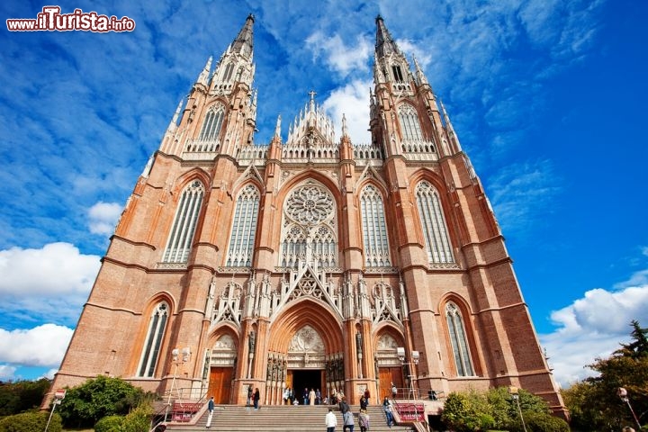 Immagine Cattedrale dell'Immacolata Concezione a La Plata, la chiesa più grande dell'Argentina - © Evgeniya Uvarova / shutterstock.com