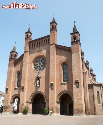 Immagine Cattedrale di Alba, Piemonte, Italia. E' dedicato al patrono San Lorenzo il principale luogo di culto cittadino - © Claudio Giovanni Colombo / Shutterstock.com