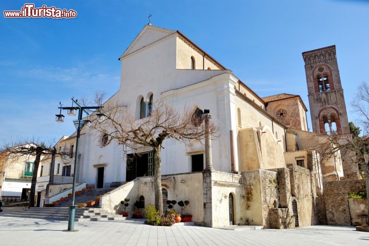 Immagine Cattedrale (Duomo) di Ravello, la chiesa più importante del borgo della Campania, che si trova sopra ad Amalfi - © mizio70 / Shutterstock.com