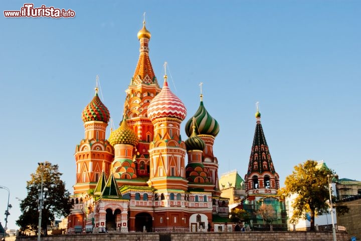 Immagine Panorama della cattedrale di San Basilio a Mosca, Russia - Gli incredibili colori utilizzati nella costruzione di questa chiesa ortodossa russa voluta da Ivan IV°