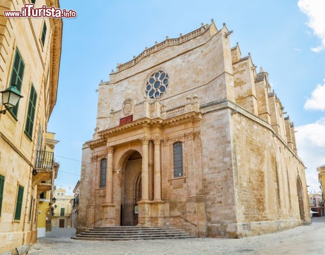 Immagine La Cattedrale di Santa Maria è tra i monumenti più belli di Cittadella di Minorca. Nel XIV secolo una grande moschea islamica venne convertita in chiesa cristiana secondo il gusto gotico catalano. I restauri successivi l'hanno arricchita di elementi barocchi e neoclassici - © tuulijumala / Shutterstock.com