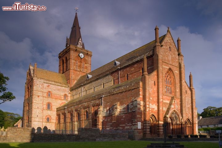 Immagine La Cattedrale di St Magnus, la chiesa principale delle Isole Orcadi, si trova a Kirkwall (Orkney Islands) in Scozia - © David Woods / Shutterstock.com