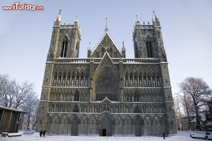 Immagine Cattedrale di Trondheim, fotografata in inverno. Il Nidarosdomen appare ancora più bello con la neve, un fenomeno atmosferico non così frequente in questa parte della Norvegia - © Christoffer Hansen Vika / Shutterstock.com