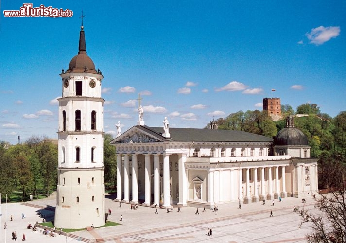 Immagine Cattedrale di Vilnius (Katedrala) e caratteristico campanile - © Ente del Turismo della Lituania