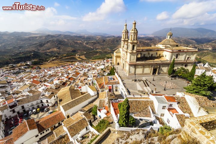 Immagine Cattedrale e centro storico di Olvera in Andalusia, Spagna meridionale - © Marques / Shutterstock.com