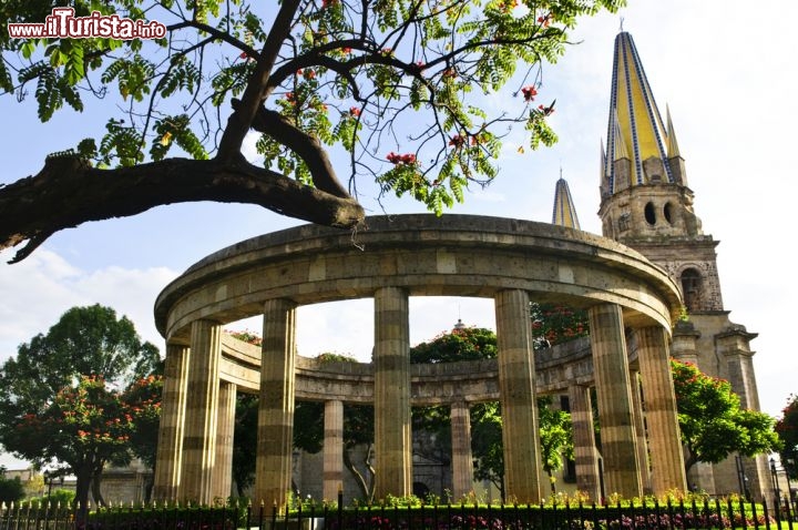 Immagine Cattedrale e Rotonda de los Jalisciences Ilustres: sono le due strutture più significative della città di Guadalajara. In un passato non troppo remoto la Rotonda, intesa come memoriale, ospitava solo resti di uomini illustri, fino a quando le autorità hanno deciso di seppellirvi anche alcune donne importanti come Irene Robledo e Rita Pérez Jiménez - © Elena Elisseeva / Shutterstock.com