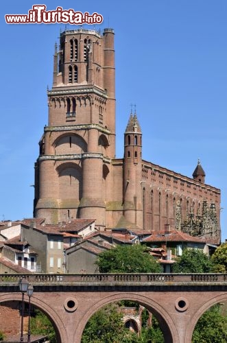 Immagine La Cattedrale di Santa Cecilia e il ponte della ferrovia di Albi (Occitanie, Francia).