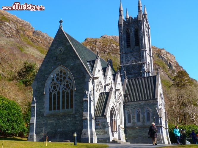 Immagine Una chiesa gotica nel complesso della Kylemore Abbey: ci troviamo nella regione del Connemara in Irlanda (Contea di Galway).