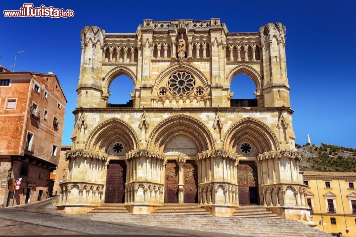 Immagine Tra i gioielli di Cuenca (Castiglia-La Mancia, Spagna) c'è la Cattedrale gotica di Santa Maria e San Giuliano, costruita in epoca medievale su una preesistente moschea araba. Nel corso dei secoli ha subito numerosi restauri, ma si riconosce ancora lo stile anglo-normanno - © Lenar Musin / Shutterstock.com