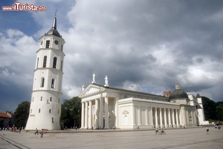 Immagine Cattedrale di Vilnius con il caratteristico Campanile. La chiesa dedicata a San Stanislao ha visto le incoronazioni dei Granduchi della Lituania e di re Polacchi ed è stato un simbolo della resistenza contro l'invasione della Russia  - © Attila JANDI / Shutterstock.com