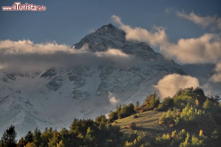 Immagine Le montagne del Caucaso fotografate al tramonto lungo la strada che conduce a Mestia (Georgia), il capoluogo dell'Upper Svaneti