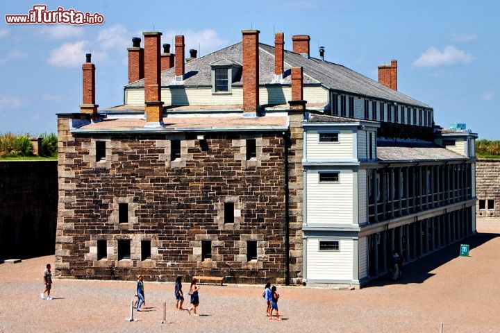 Immagine Il Cavalier Building si trova ad Halifax (Nuova Scozia, Canada) sulla Citadel Hill. Consiste in un massiccio edificio a tre piani in pietra, con tetto a padiglione e tanti comignoli, e fa parte del vecchio sistema difensivo: risale infatti ai primi anni dell'Ottocento, periodo di ostilità tra il Regno Unito e gli Stati Uniti - © Daniel M. Silva / Shutterstock.com